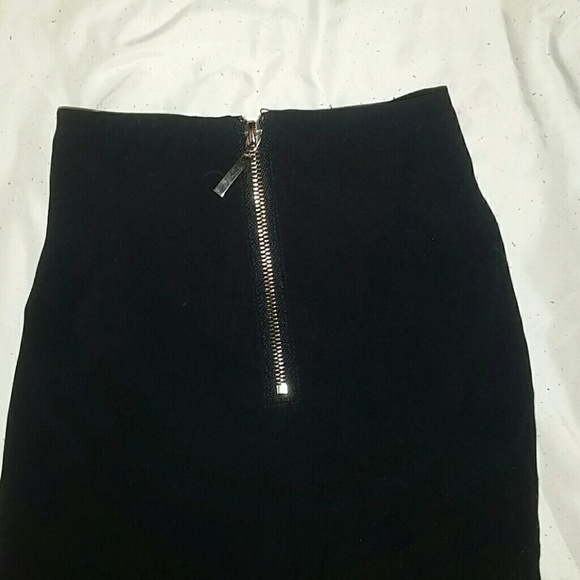 LIGHTWEIGHT BLACK SHORTS WITH GOLD ZIPPERS - Picture 5 of 5